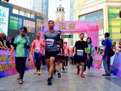 重庆举行国际登楼大赛外地选手踊跃参加，与解放碑自拍再起跑