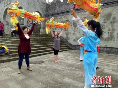 27名外国青年在重庆学习非遗技艺